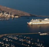 Ende der Kreuzfahrtsaison in Warnemünde: Die AIDAdiva setzt den Schlusspunkt