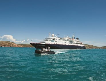 Farbenfrohe Flotte motorisierter Rikschas begrüsst Silver Discoverer in Bangladesch