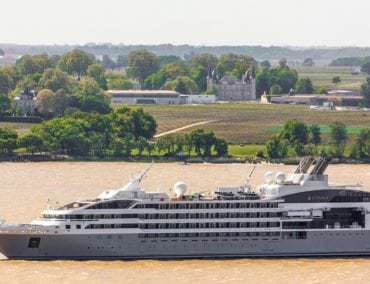 Le Soléal legt am Anleger von Château Latour in Frankreich an