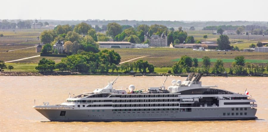 Le Soléal legt am Anleger von Château Latour in Frankreich an