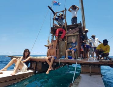 Auf Fijis einzigem traditionellen Holz-Katamaran durch die Südsee