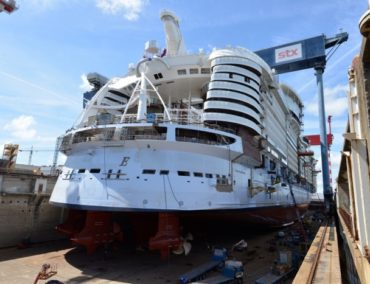 Größtes Kreuzfahrtschiff der Welt, Symphony of the Seas, hat Trockendock verlassen