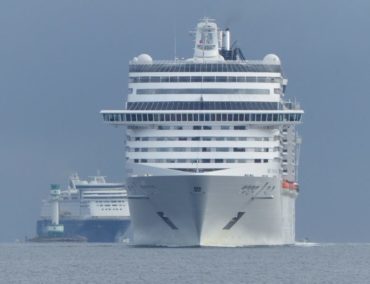 AIDA Vita, AIDA Luna, MSC Fantasia und Zuiderdam in Kiel