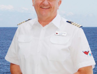 Kapitän Dr. Friedhold Hoppert begleitet 1. Captain Cruise an Bord der AIDA Bella
