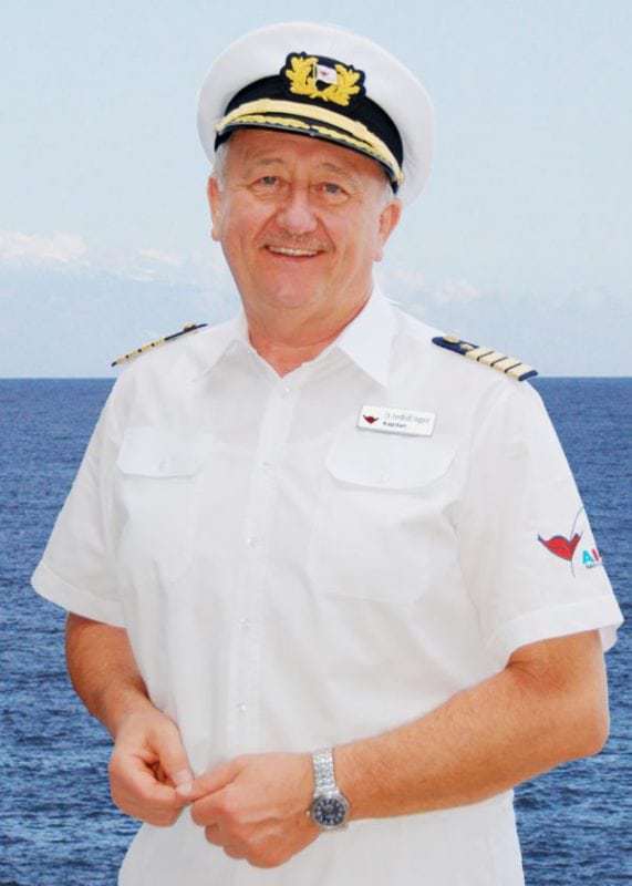 Kapitän Dr. Friedhold Hoppert begleitet 1. Captain Cruise an Bord der AIDA Bella