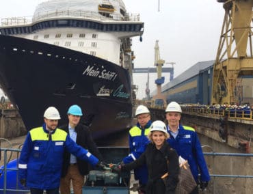Neue Mein Schiff 1 bekommt erstmals Wasser unter den Kiel