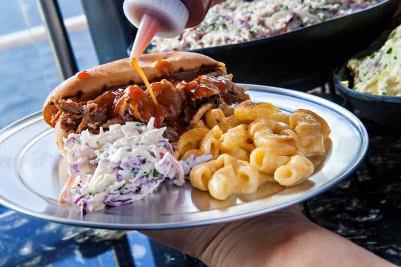 US-Kochguru Guy Fieri präsentiert neues Konzept auf der Carnival Horizon