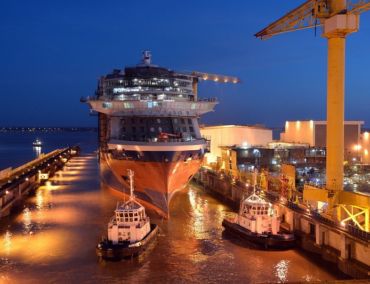Celebrity Edge hat erstmals Wasser unter dem Kiel
