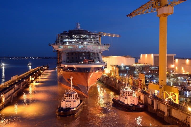 Celebrity Edge hat erstmals Wasser unter dem Kiel