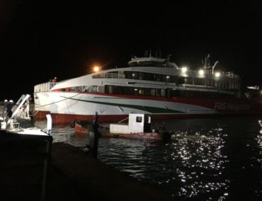 Neuer Helgoland-Katamaran gewinnt Wasser unterm Kiel