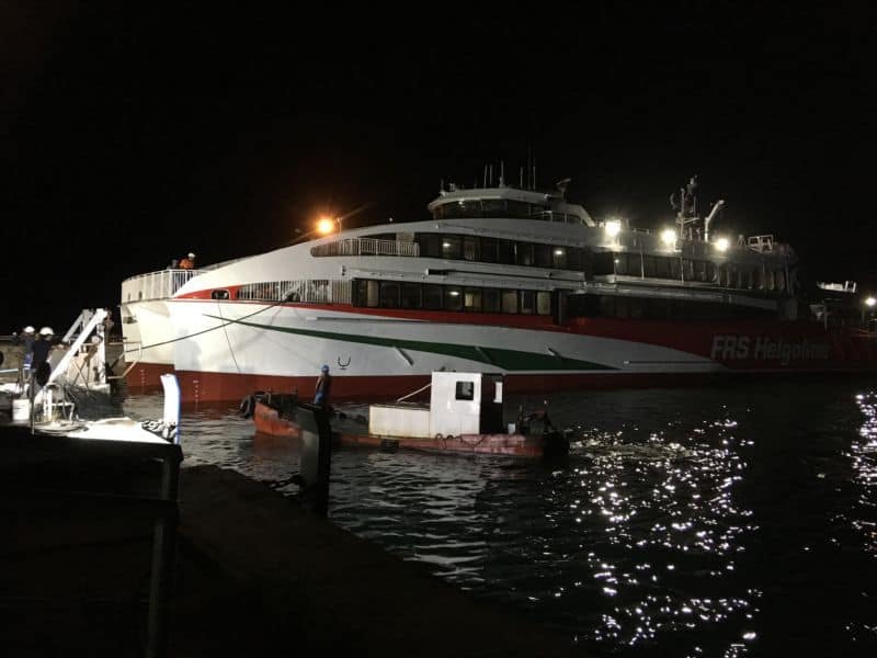 Neuer Helgoland-Katamaran gewinnt Wasser unterm Kiel