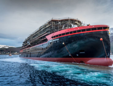 Stapellauf des ersten Hybrid-Expeditionsschiffes der Welt