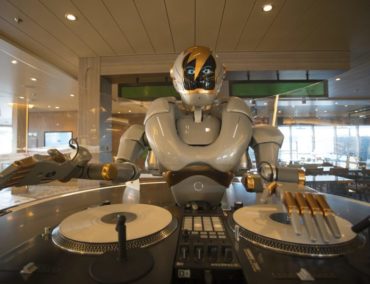 Erster humanoider DJ-Roboter legt auf der neuen Mein Schiff 1 auf