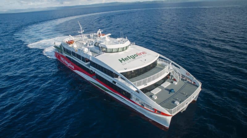Neuer Helgoland Katamaran wird an Hamburger St. Pauli Landungsbrücken getauft