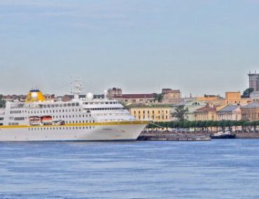 MS Hamburg steuert die Innenstadt von St. Petersburg an