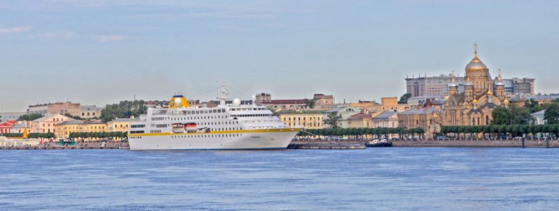 MS Hamburg steuert die Innenstadt von St. Petersburg an