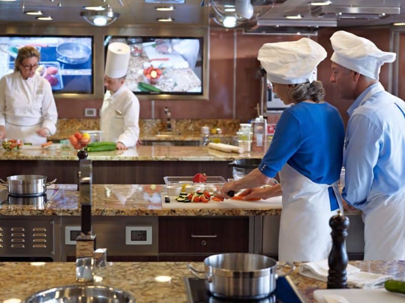 Neue Kochkurse bei Oceania Cruises schulen das kulinarische Geschick