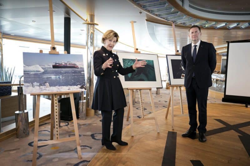 Hybridschiffe werden mit Werken junger Künstler und royaler Kunst dekoriert