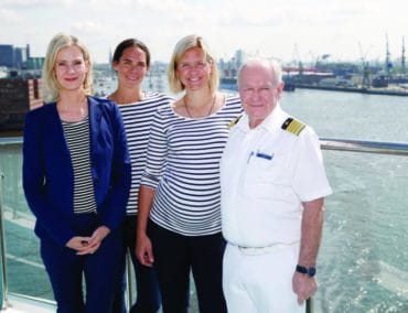 Prominente und Mein Schiff Fans taufen Mein Schiff 1 in Hamburg
