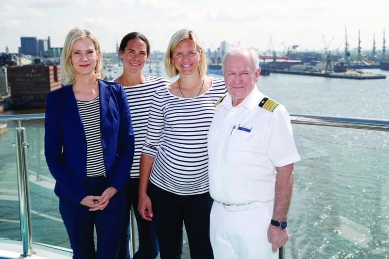 Prominente und Mein Schiff Fans taufen Mein Schiff 1 in Hamburg