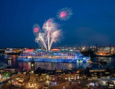 AIDA Feuerwerk begeistert zum Hafengeburtstag Hamburg