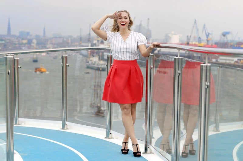 Genussexpertin Ruth Moschner testet die Kulinarik an Bord der Mein Schiff 1