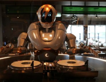 Ein Roboter-DJ geht mit der Mein Schiff 1 auf Kreuzfahrt