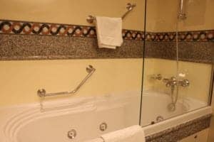 Badezimmer in Suite 7236 auf der Costa Pacifica