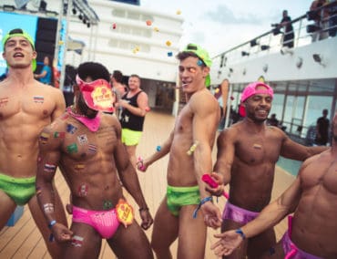 Lächelnde Gesichter, viel Glitter und Konfetti an LGBTQ-Kreuzfahrt