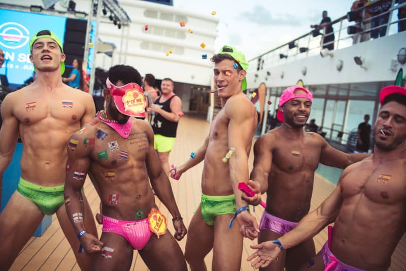 Lächelnde Gesichter, viel Glitter und Konfetti an LGBTQ-Kreuzfahrt