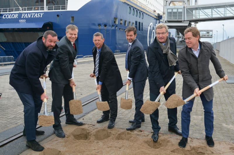 Spatenstich zum Bau der ersten Landstromanlage im Kieler Hafen