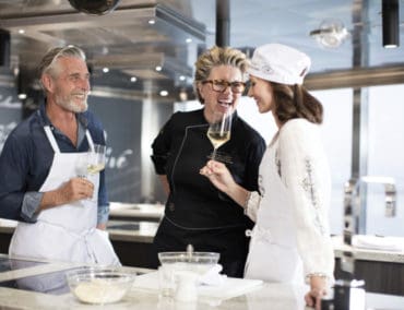 Abendessen bei Sonnenuntergang am Pool Grill bei Regent Seven Seas Cruises