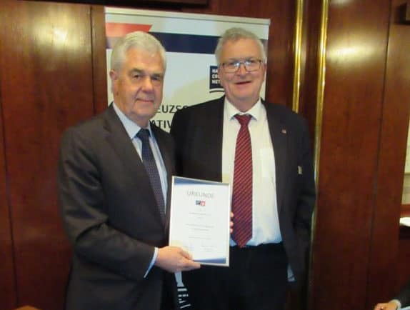 Hamburg Cruise Net ernennt Frank Horch zum Ehrenmitglied