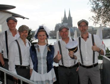 Kölner Kultband Klüngelköpp komponiert Hymne für TUI Jeckliner