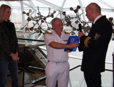 Plakettenübergabe Mein Schiff 2 – Kapitän Holms letzter Einsatz in Hamburg