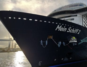 Kiel begrüsst Mein Schiff 2 mit der traditionellen Erstanlaufplakette