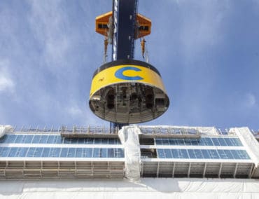 Markanter, gelber Schornstein auf Costa Smeralda montiert