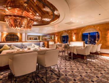 Mein Schiff Herz verlässt Werft in Marseille