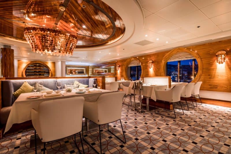 Mein Schiff Herz verlässt Werft in Marseille