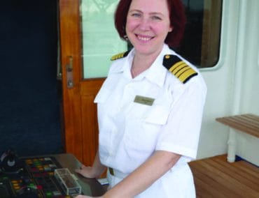 Kapitänin Serena Melani steuert die Seven Seas Splendor bei ihrer Jungfernfahrt