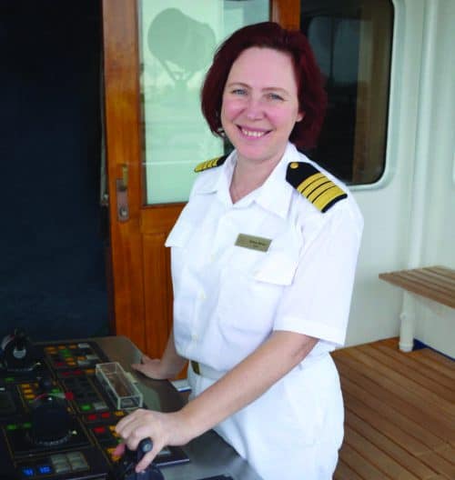 Kapitänin Serena Melani steuert die Seven Seas Splendor bei ihrer Jungfernfahrt