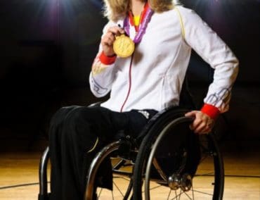 Annika Zeyen, Goldmedaillengewinnerin der Paralympics 2012 tauft die MS Viola