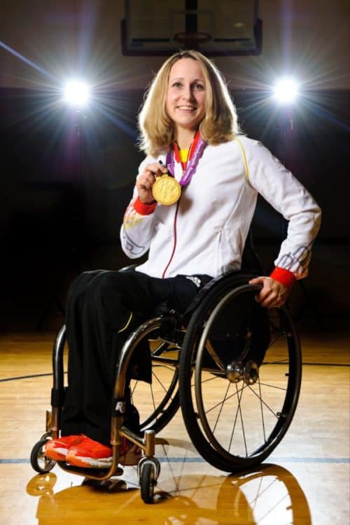 Annika Zeyen, Goldmedaillengewinnerin der Paralympics 2012 tauft die MS Viola
