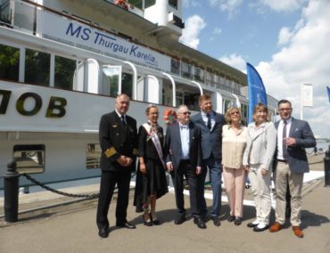 Thurgauer Apfelkönigin tauft neues Thurgau Travel Schiff in Russland