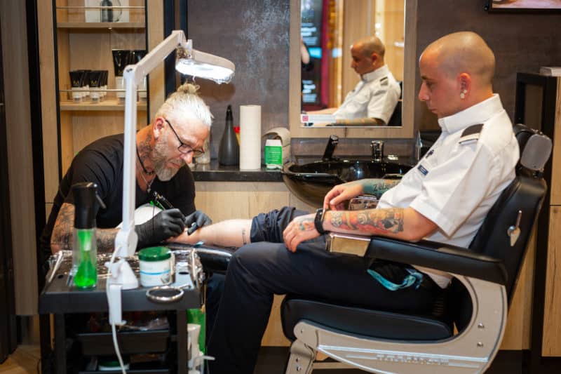 TUI Cruises eröffnet Tattoo-Studio an Bord der Mein Schiff 2
