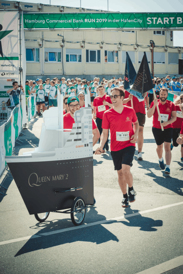 Mini-Queen Mary 2 gibt sich in Hamburg die Ehre