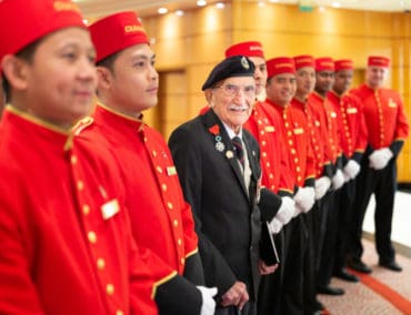 Bell Boy John Jenkins feiert 100-jährigen Geburtstag mit 100-Jahr-Jubiläum von Cunard in Southampton