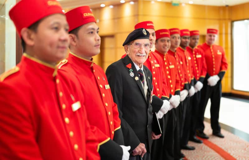 Bell Boy John Jenkins feiert 100-jährigen Geburtstag mit 100-Jahr-Jubiläum von Cunard in Southampton