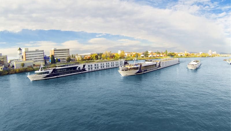 Vier Flusskreuzfahrtschiffe Laden Zu Den Excellence