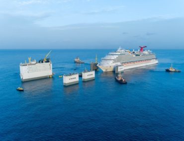 Carnival Vista goes huckepack